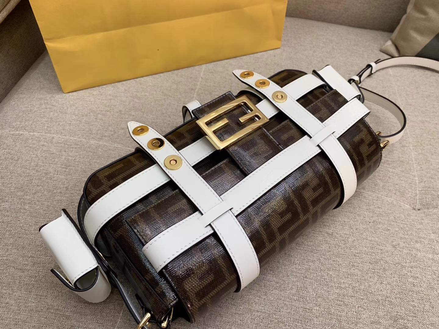 Baguette 手袋 外套可拆卸 独特全新设计 老花F标志面 金扣