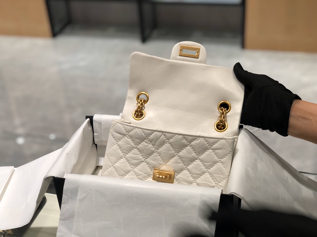 CHANEL 正品级《复刻2.55》20cm～进口树羔皮皮～白色～磨砂金扣