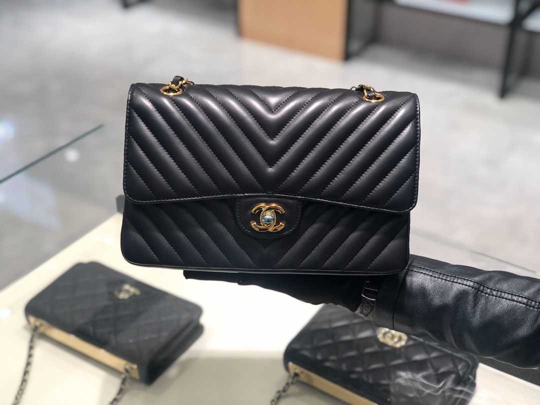 Chanel 香奈儿【真品级】原厂《Classic Flap》Ｖ代购版本 25cm～原厂小羊皮～黑色～金扣