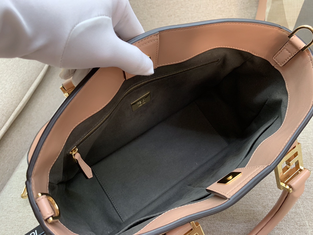 最新Tote 系列 内衬带有拉链开合口袋 配备双手柄或可拆卸调节肩带 可斜跨手提 30cm 5580