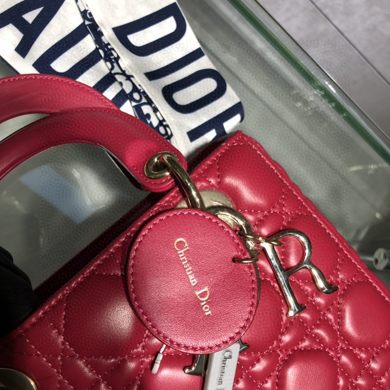Dior 迪奥 Lady 四格 羊皮 玫红色 金扣 20cm 搭配徽章款宽肩带