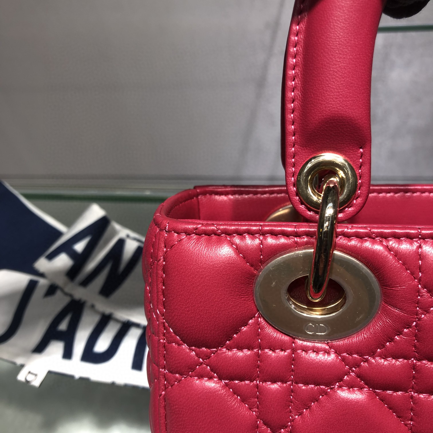 Dior 迪奥 Lady 四格 羊皮 玫红色 金扣 20cm 搭配徽章款宽肩带