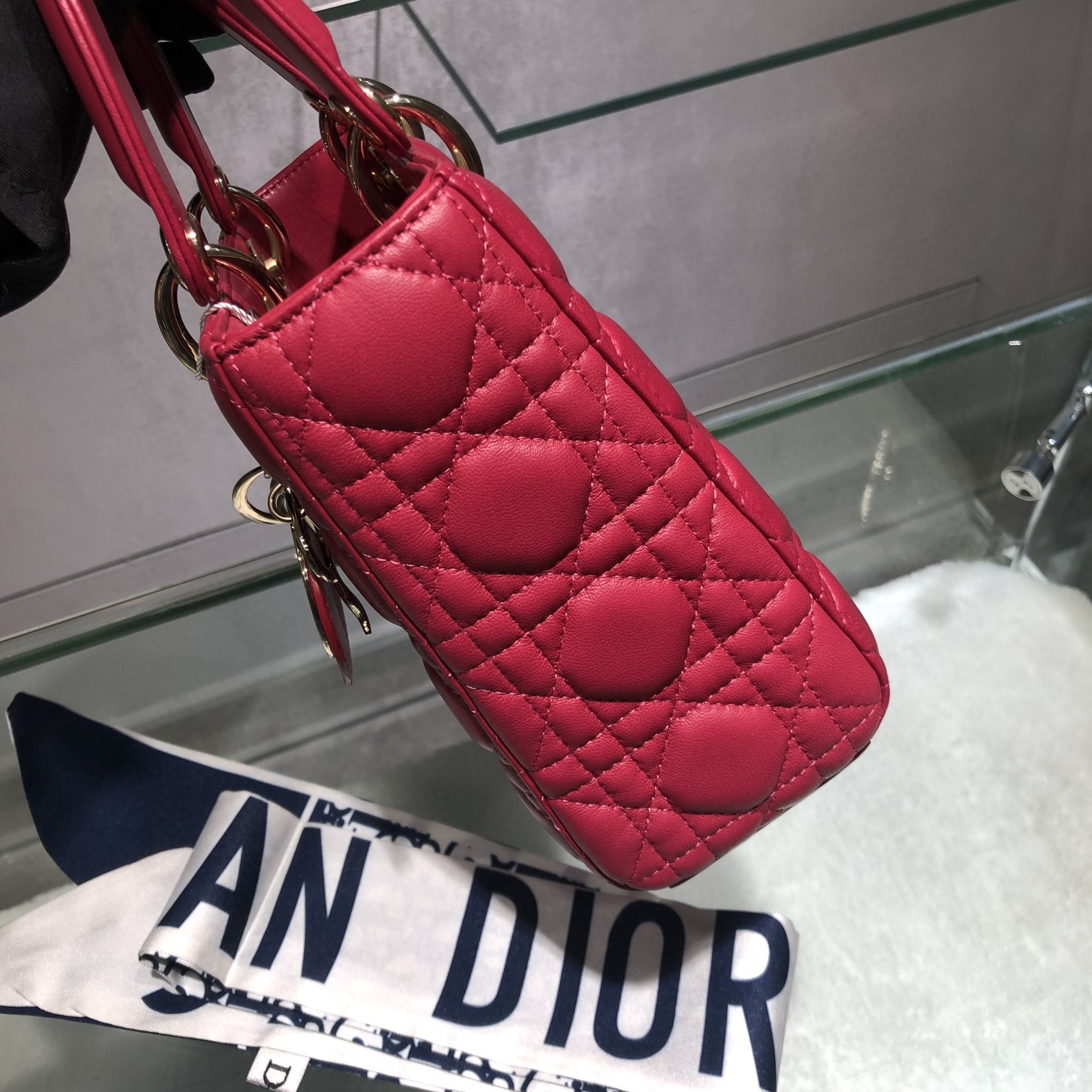 Dior 迪奥 Lady 四格 羊皮 玫红色 金扣 20cm 搭配徽章款宽肩带