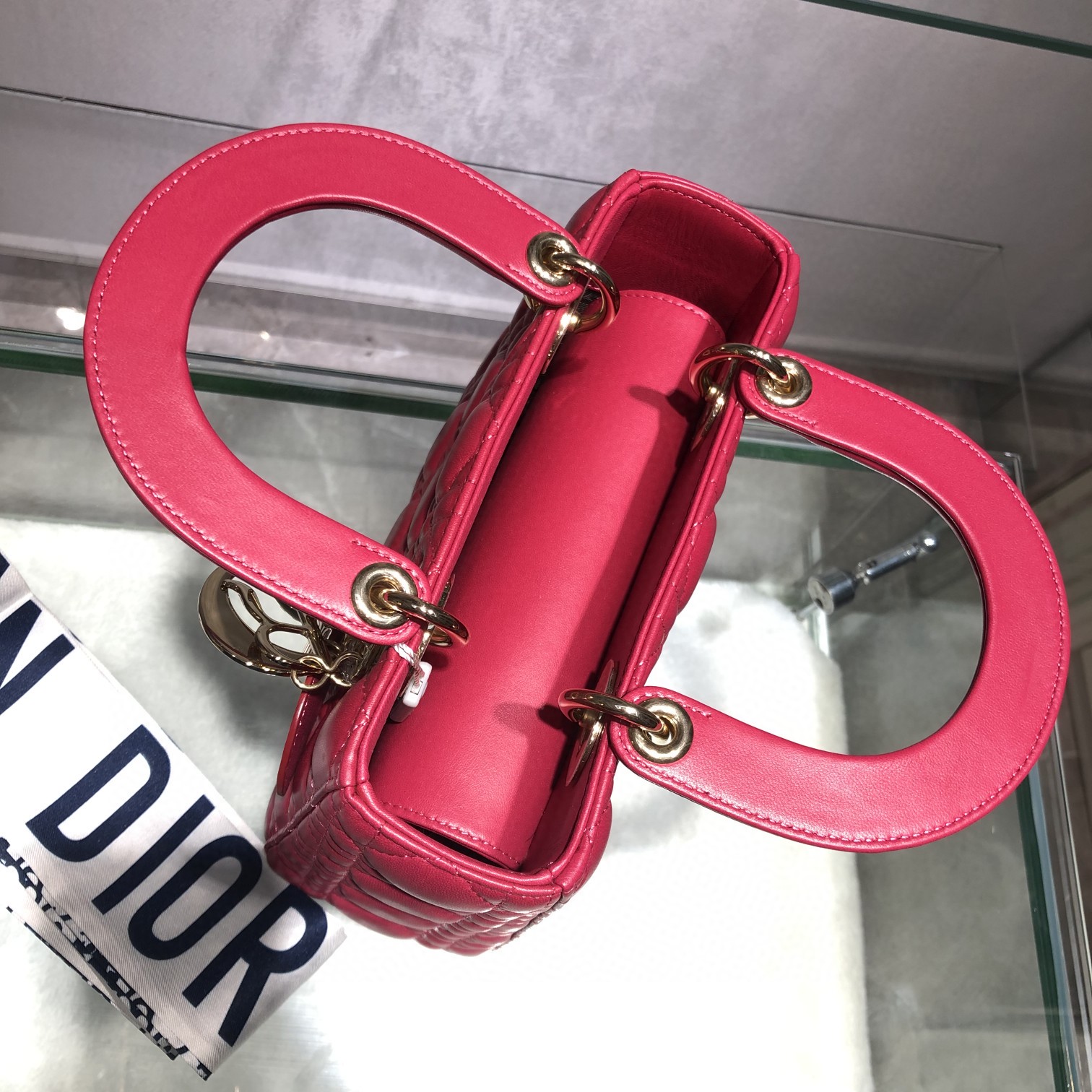 Dior 迪奥 Lady 四格 羊皮 玫红色 金扣 20cm 搭配徽章款宽肩带