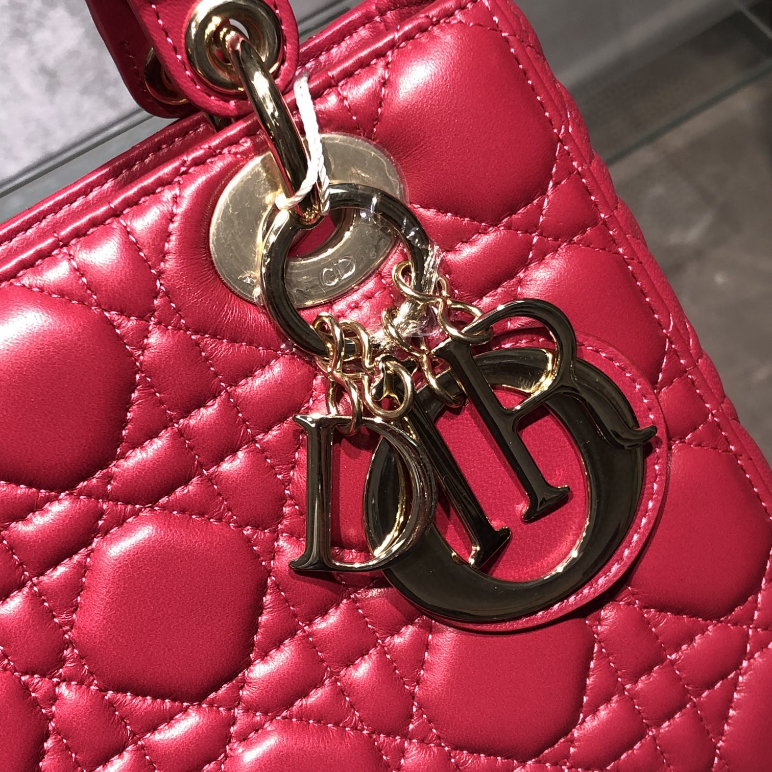 Dior 迪奥 Lady 四格 羊皮 玫红色 金扣 20cm 搭配徽章款宽肩带