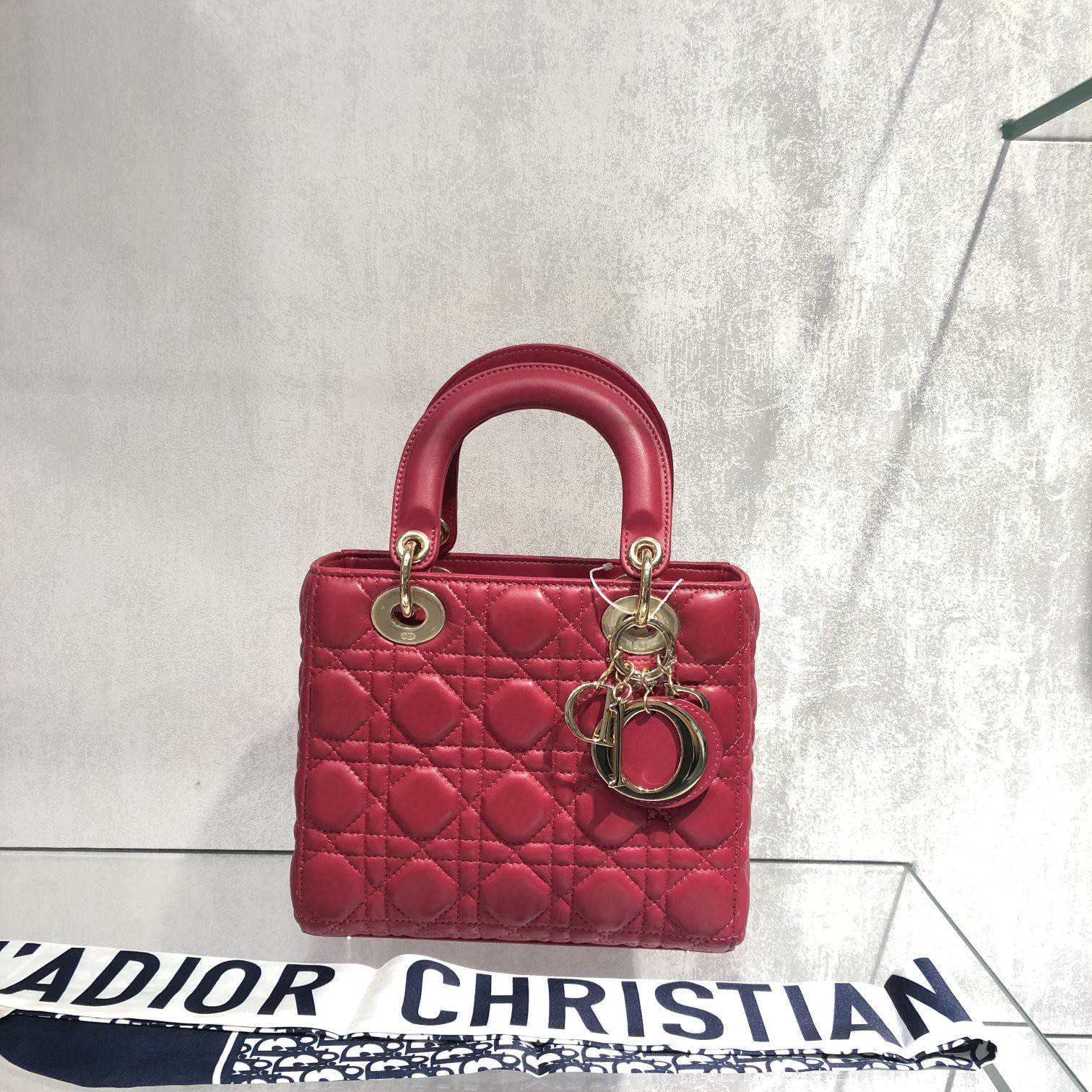Dior 迪奥 Lady 四格 羊皮 玫红色 金扣 20cm 搭配徽章款宽肩带