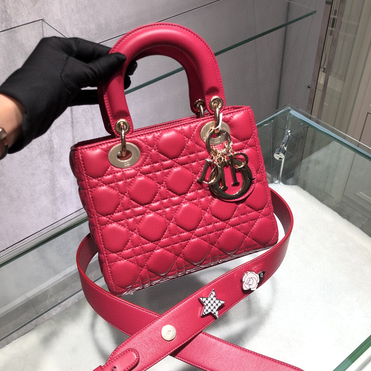 Dior 迪奥 Lady 四格 羊皮 玫红色 金扣 20cm 搭配徽章款宽肩带