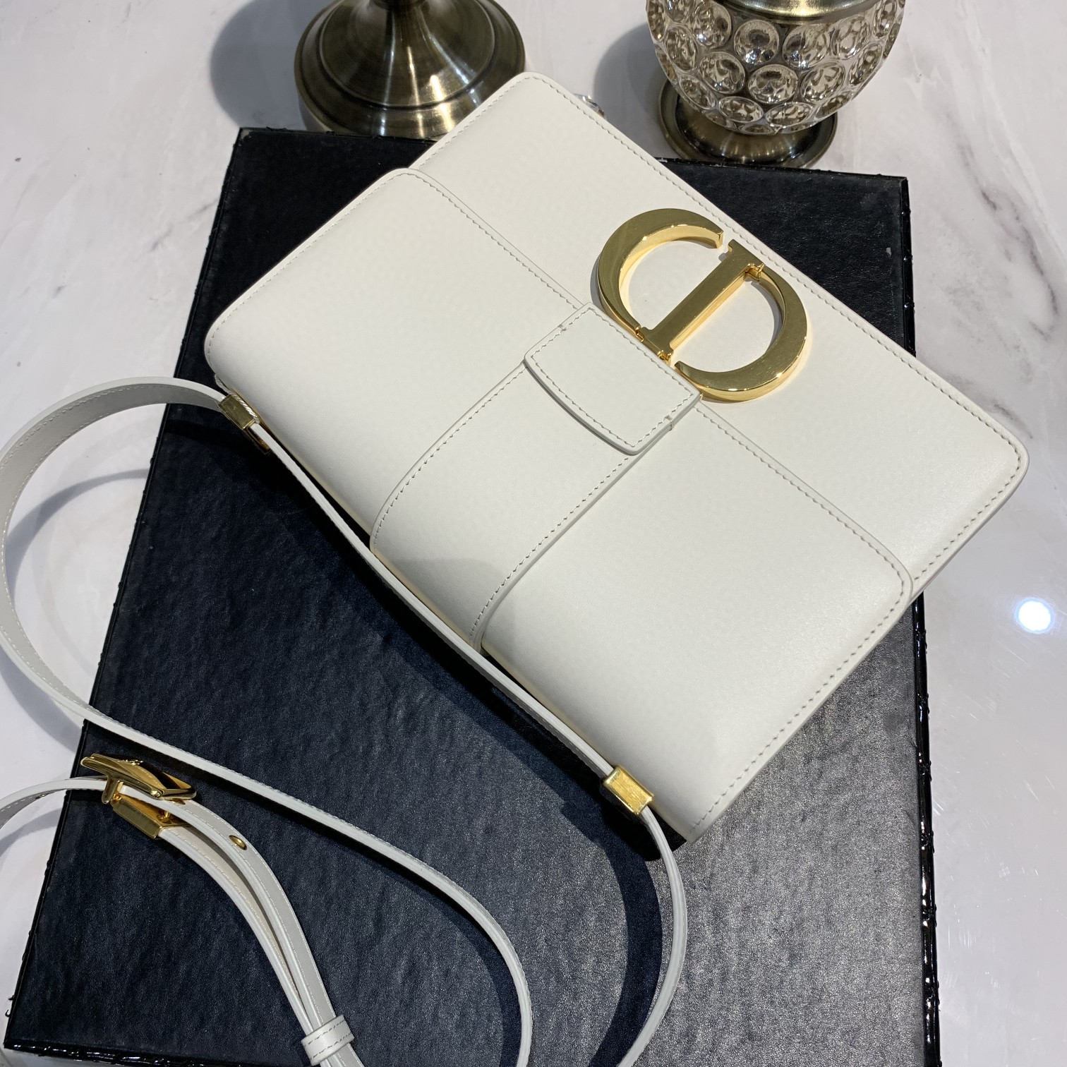 #Montaigne30#原工厂白色胎牛皮 24cm 纯铜五金表面电镀24k金 德国亚曼粗蜡线 每一个针孔都有特色花型
