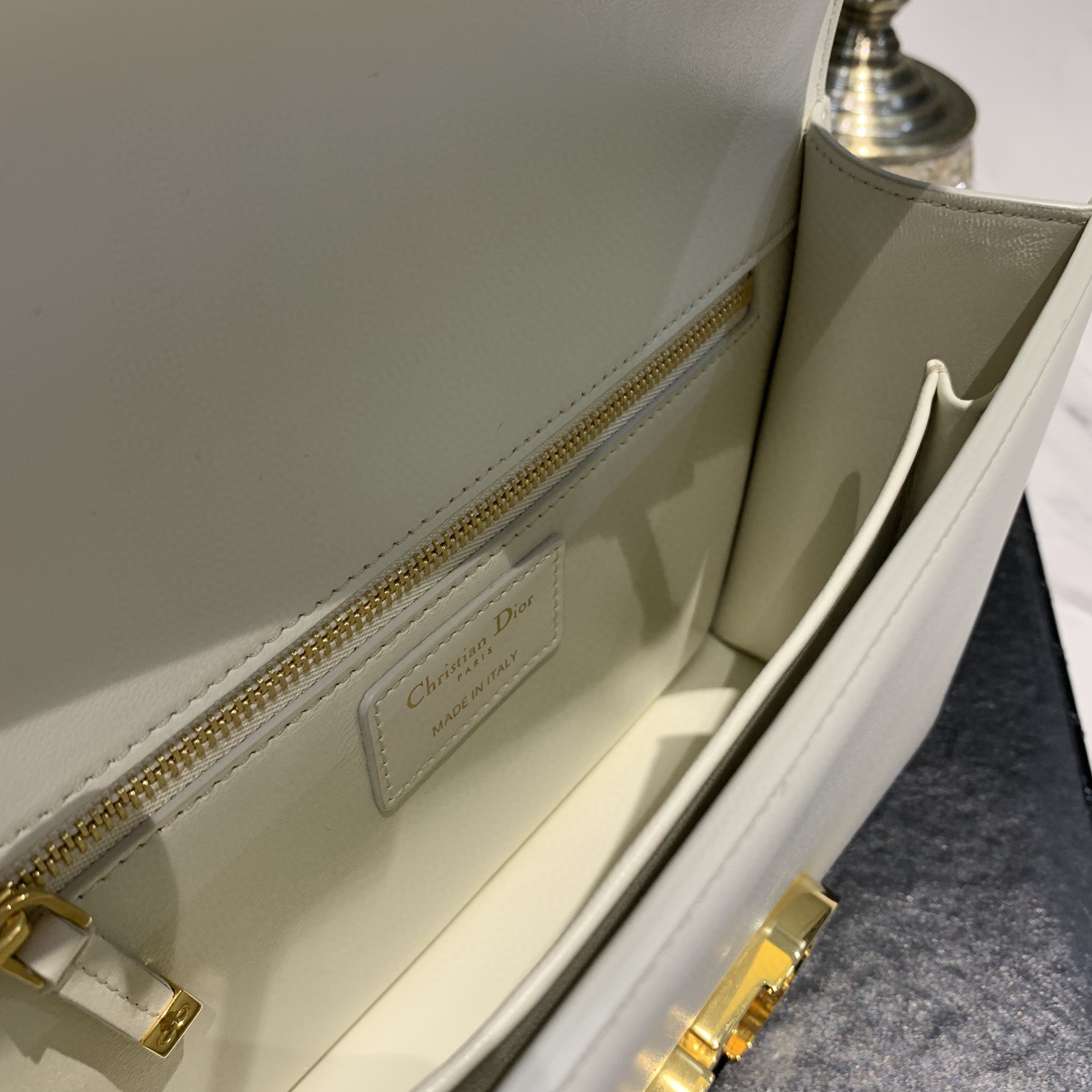 #Montaigne30#原工厂白色胎牛皮 24cm 纯铜五金表面电镀24k金 德国亚曼粗蜡线 每一个针孔都有特色花型