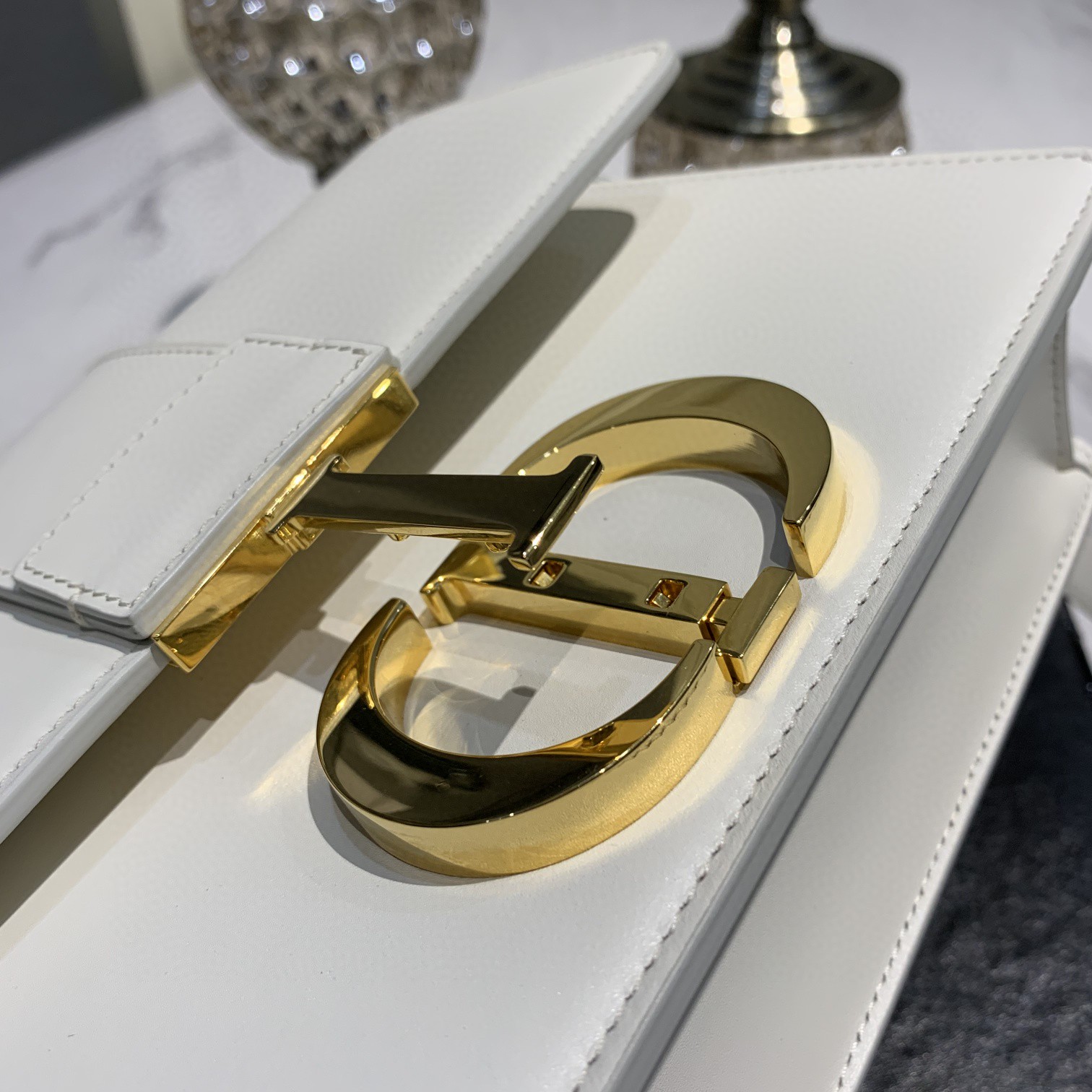 #Montaigne30#原工厂白色胎牛皮 24cm 纯铜五金表面电镀24k金 德国亚曼粗蜡线 每一个针孔都有特色花型