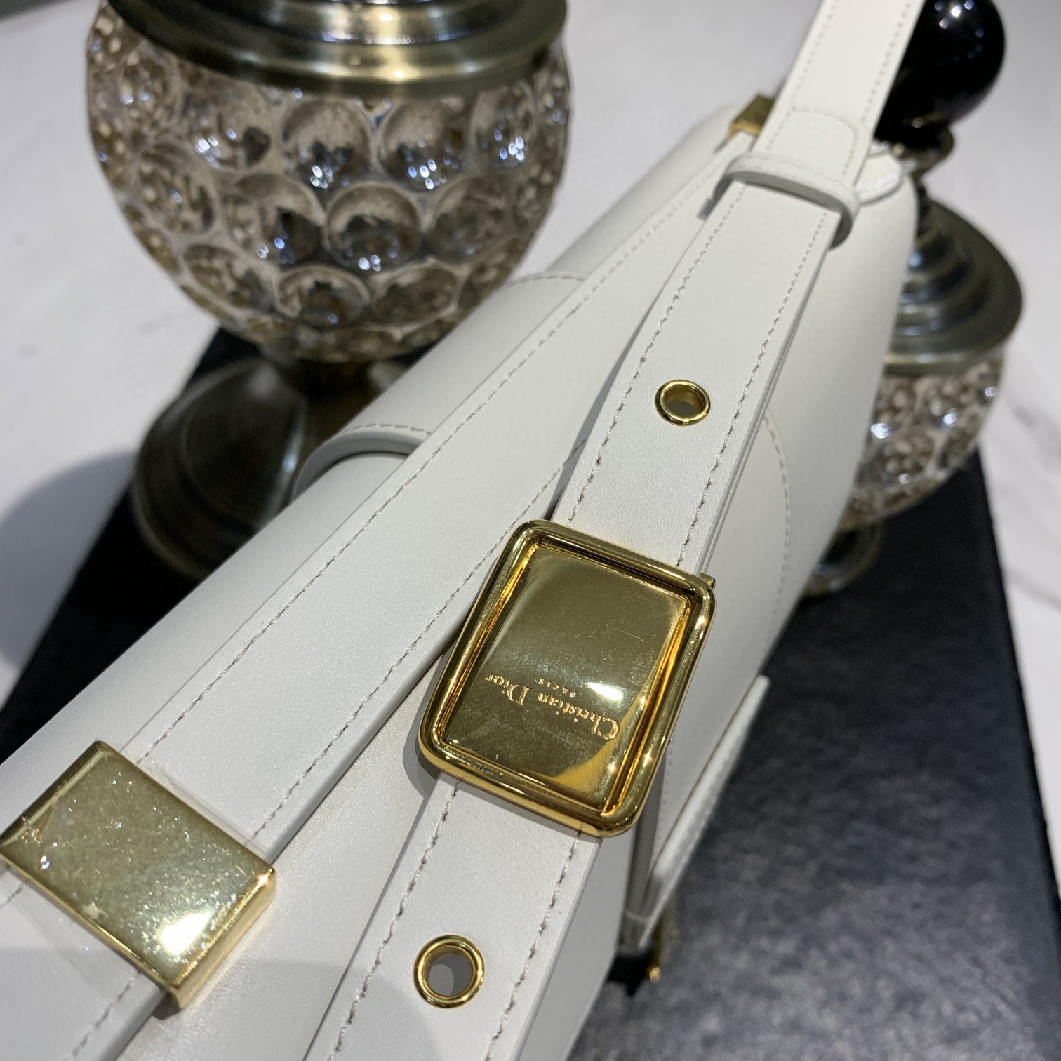 #Montaigne30#原工厂白色胎牛皮 24cm 纯铜五金表面电镀24k金 德国亚曼粗蜡线 每一个针孔都有特色花型
