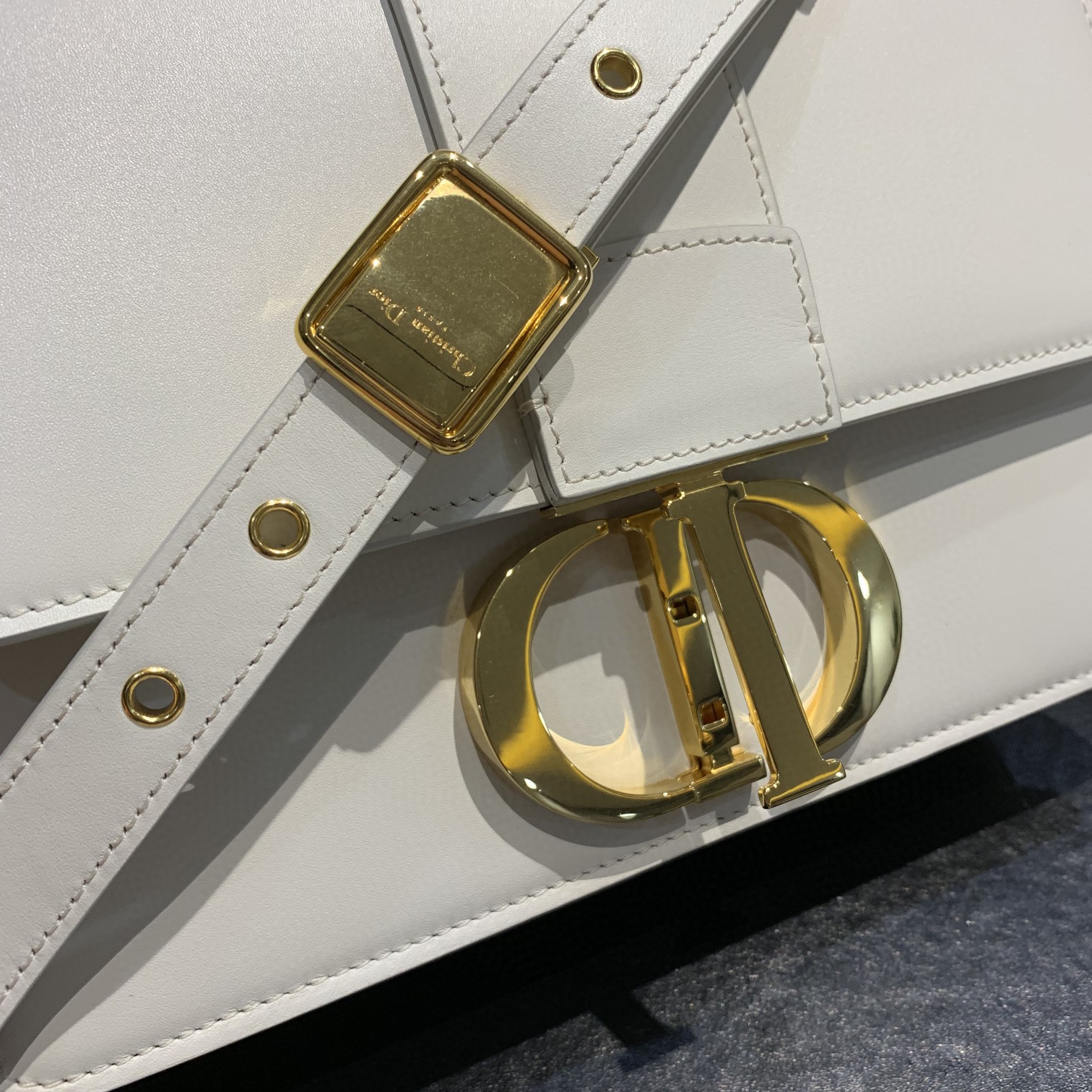 #Montaigne30#原工厂白色胎牛皮 24cm 纯铜五金表面电镀24k金 德国亚曼粗蜡线 每一个针孔都有特色花型