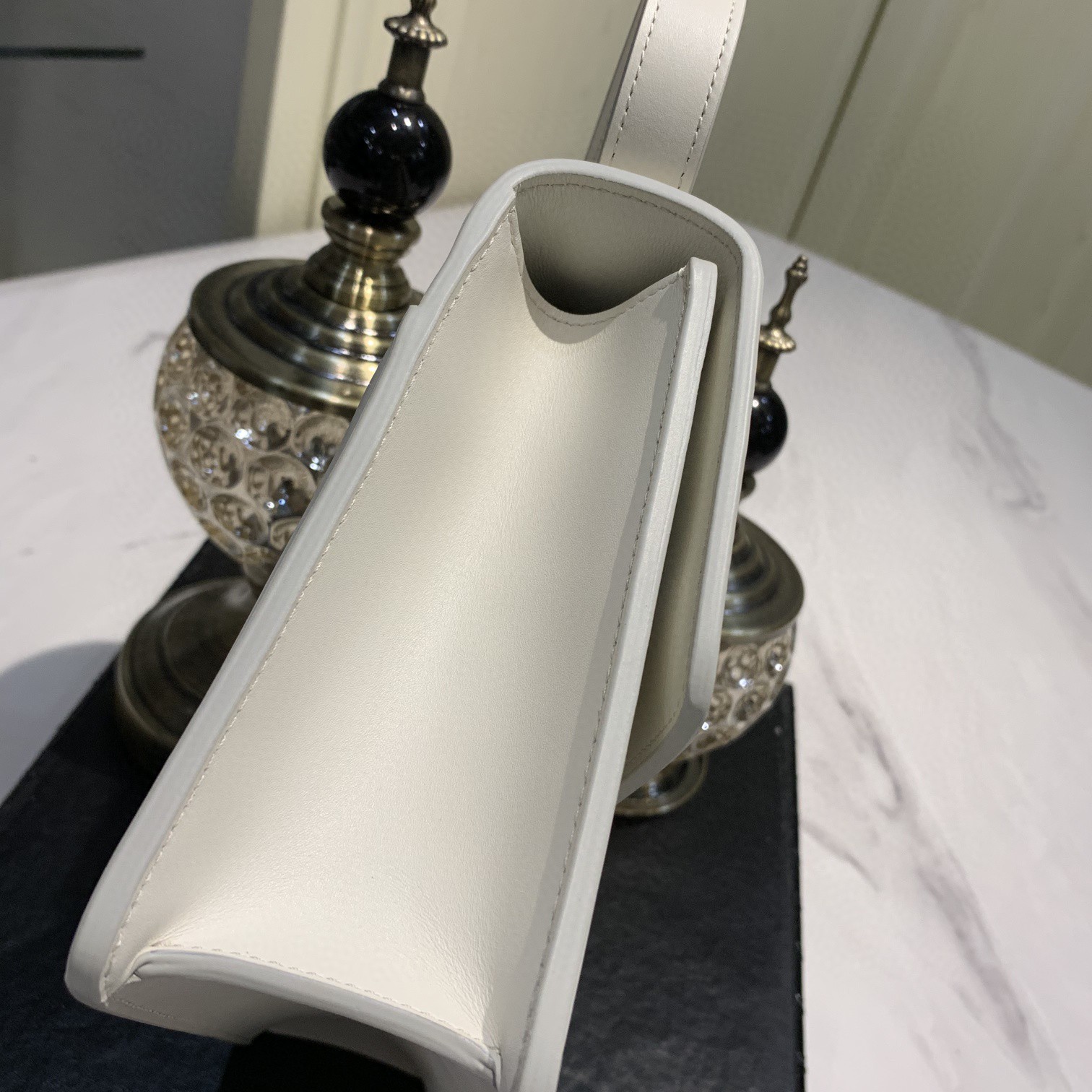 #Montaigne30#原工厂白色胎牛皮 24cm 纯铜五金表面电镀24k金 德国亚曼粗蜡线 每一个针孔都有特色花型