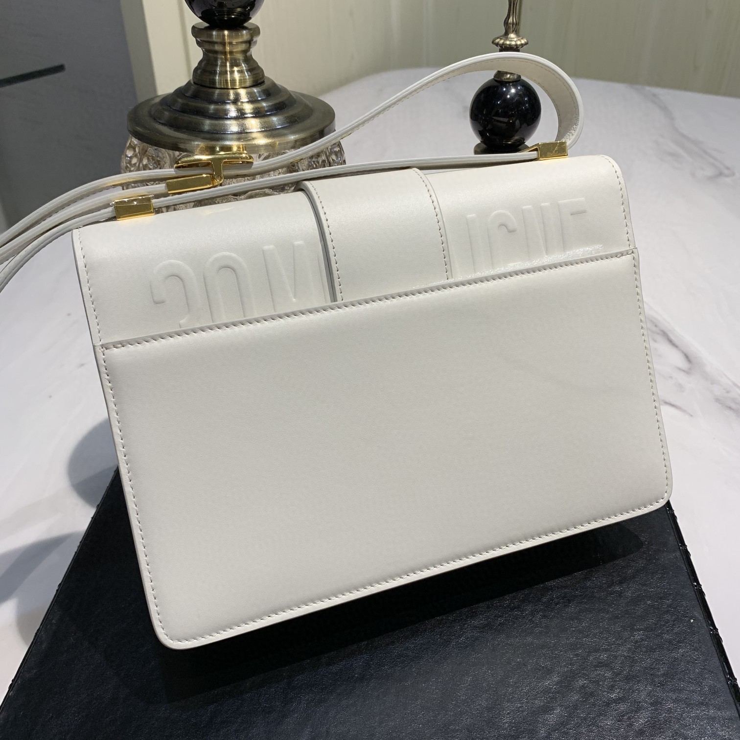 #Montaigne30#原工厂白色胎牛皮 24cm 纯铜五金表面电镀24k金 德国亚曼粗蜡线 每一个针孔都有特色花型