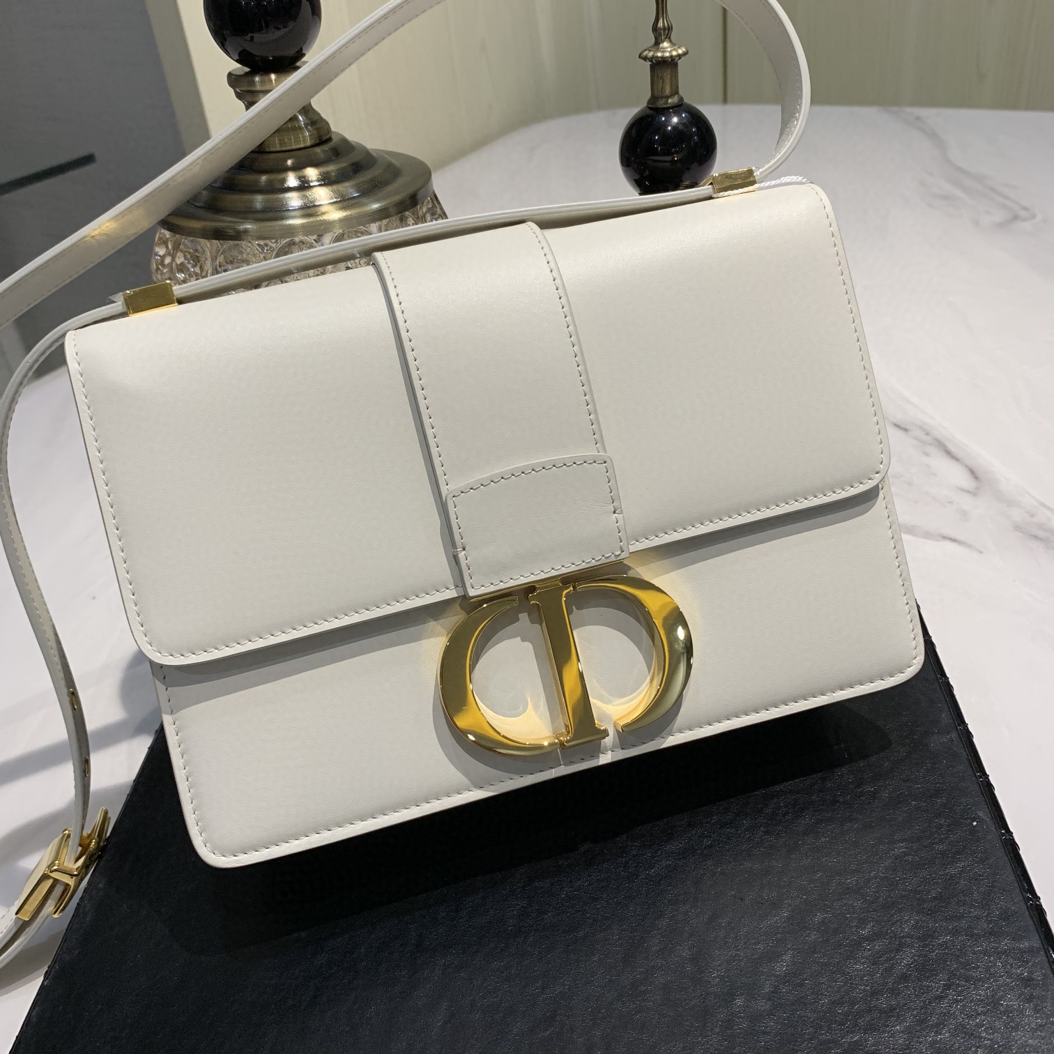 #Montaigne30#原工厂白色胎牛皮 24cm 纯铜五金表面电镀24k金 德国亚曼粗蜡线 每一个针孔都有特色花型