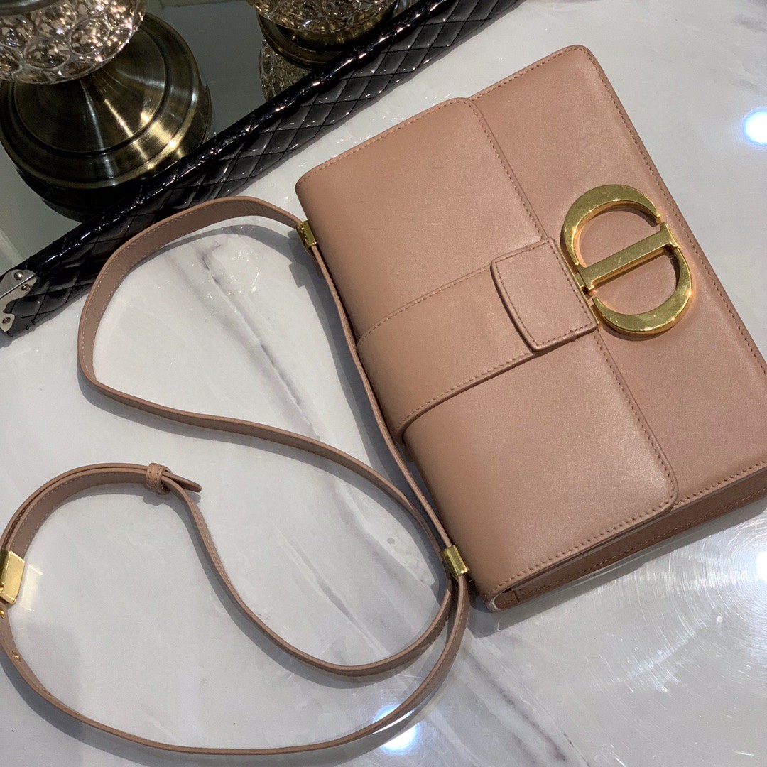 #Montaigne30#原工厂裸粉胎牛皮 24cm 纯铜五金表面电镀24k金 德国亚曼粗蜡线 每一个针孔都有特色花型