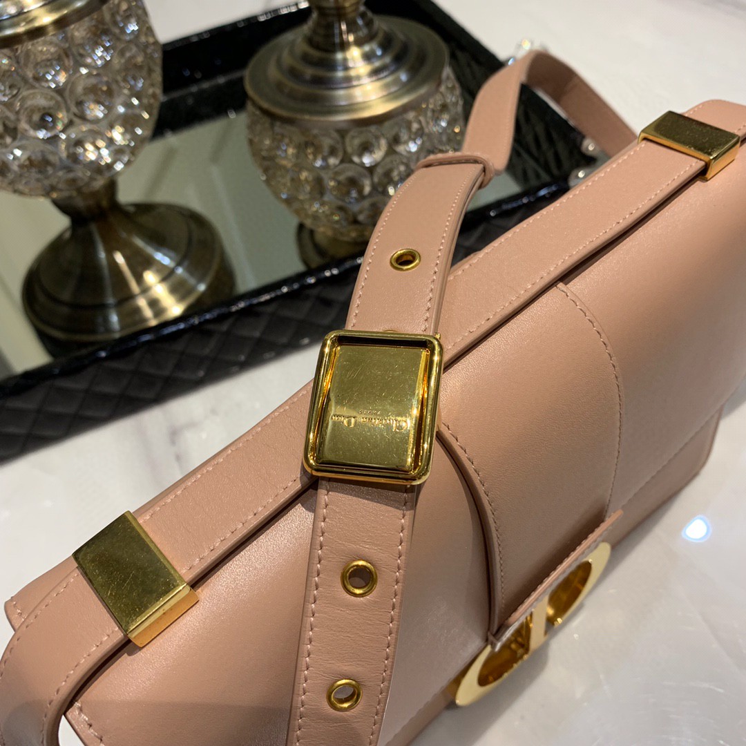 #Montaigne30#原工厂裸粉胎牛皮 24cm 纯铜五金表面电镀24k金 德国亚曼粗蜡线 每一个针孔都有特色花型