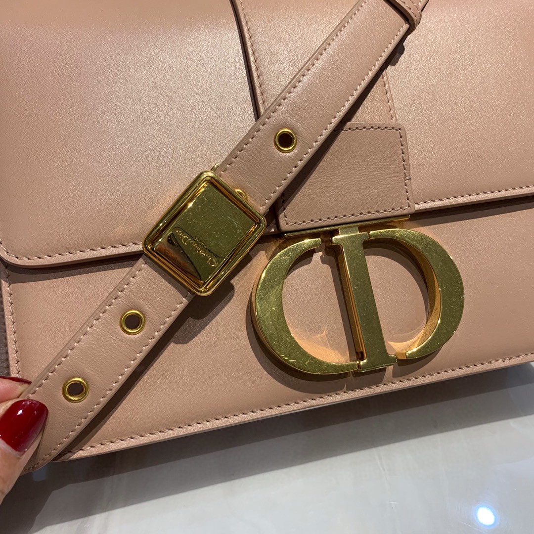 #Montaigne30#原工厂裸粉胎牛皮 24cm 纯铜五金表面电镀24k金 德国亚曼粗蜡线 每一个针孔都有特色花型