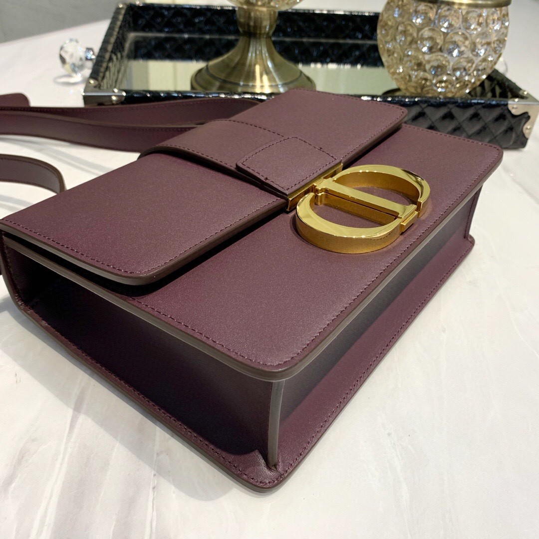 #Montaigne30#原工厂珊瑚红胎牛皮 24cm 纯铜五金表面电镀24k金 德国亚曼粗蜡线 每一个针孔都有特色花型