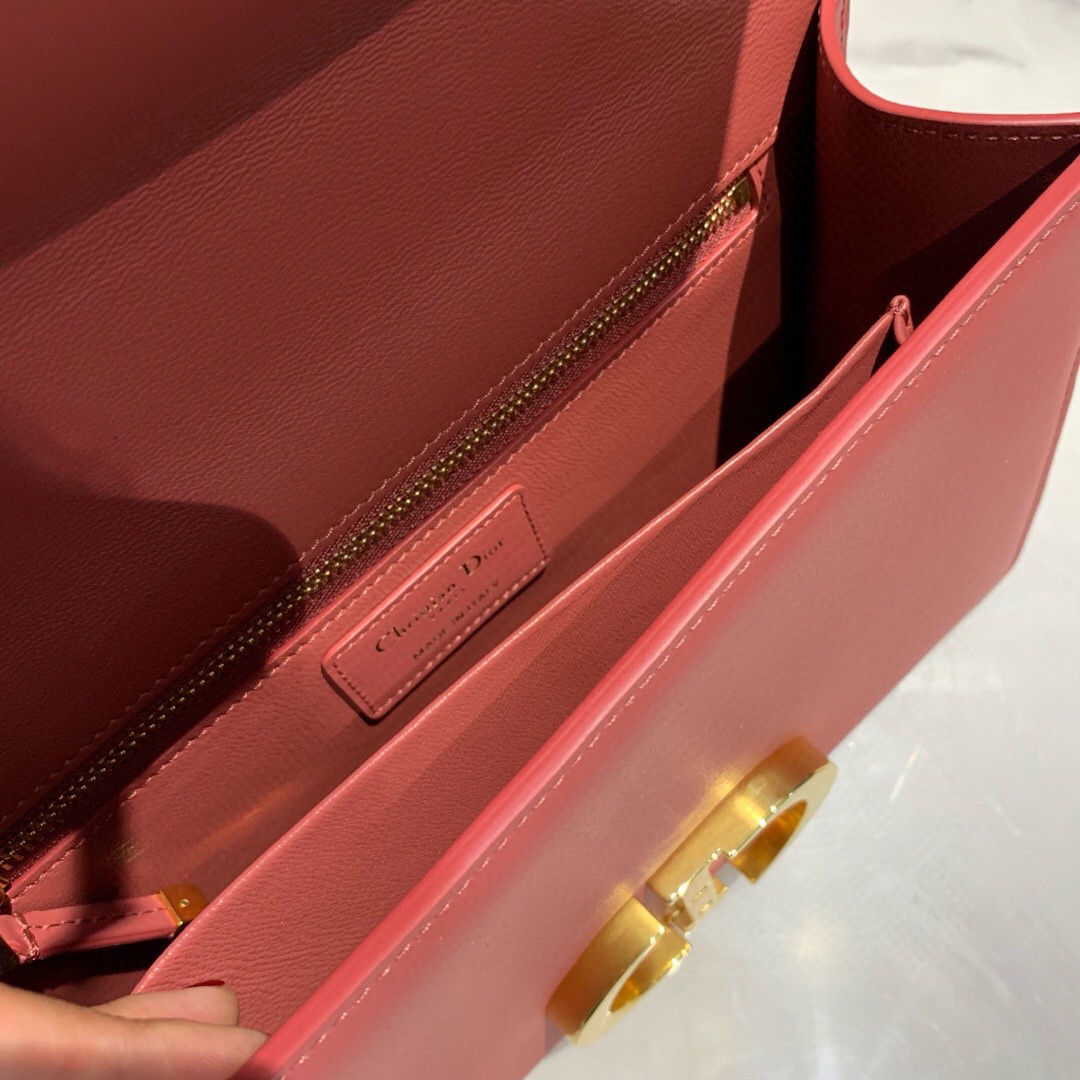 #Montaigne30#原工厂珊瑚红胎牛皮   24cm 纯铜五金表面电镀24k金    德国亚曼粗蜡线 每一个针孔都有特色花型