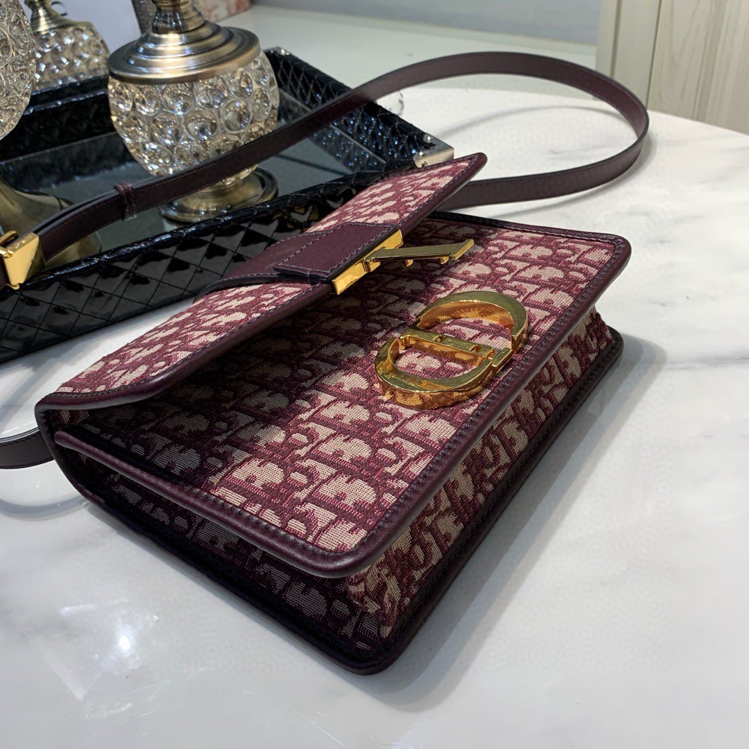 #Montaigne30#原工厂红色帆布   24cm 纯铜五金表面电镀24k金    德国亚曼粗蜡线 每一个针孔都有特色花型