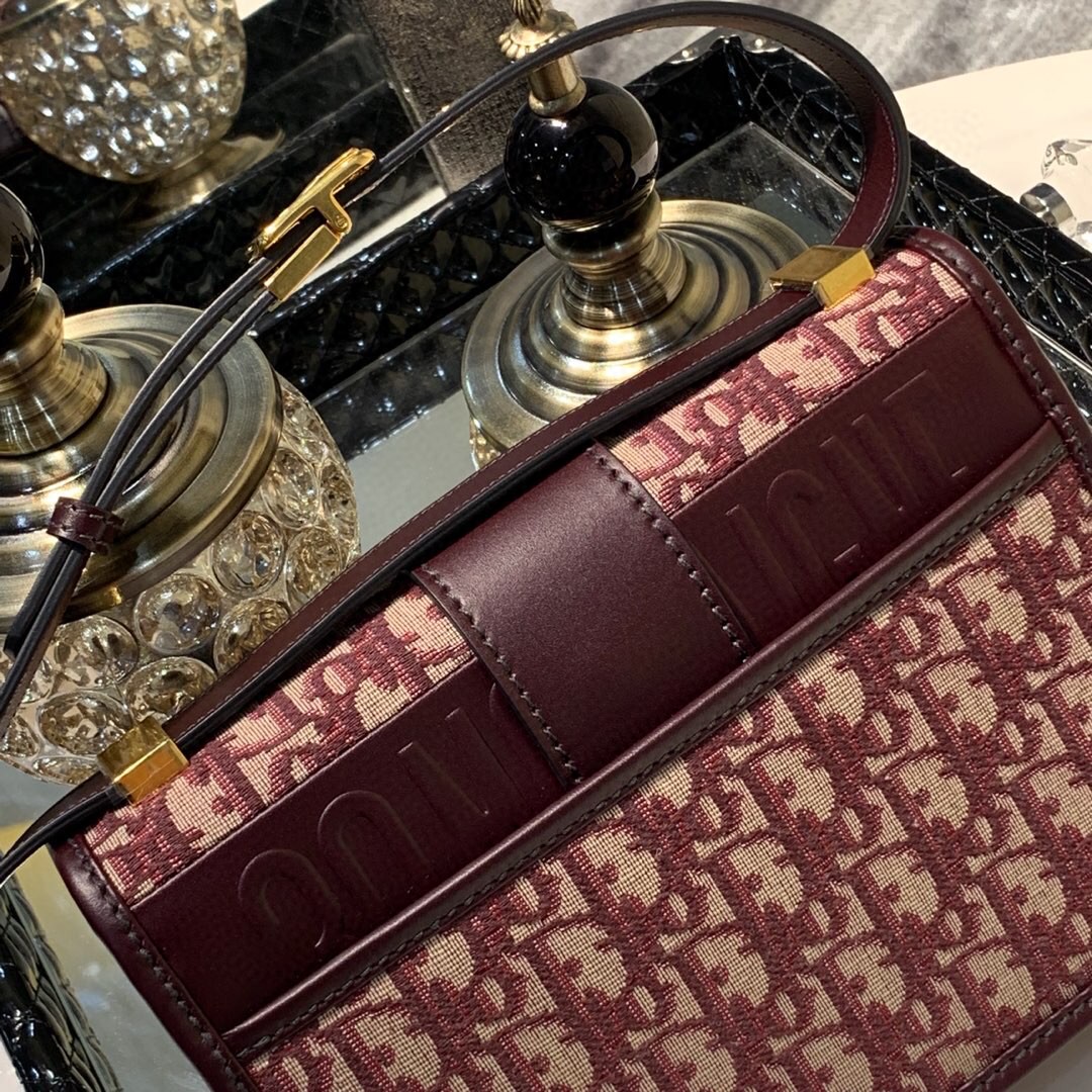 #Montaigne30#原工厂红色帆布   24cm 纯铜五金表面电镀24k金    德国亚曼粗蜡线 每一个针孔都有特色花型