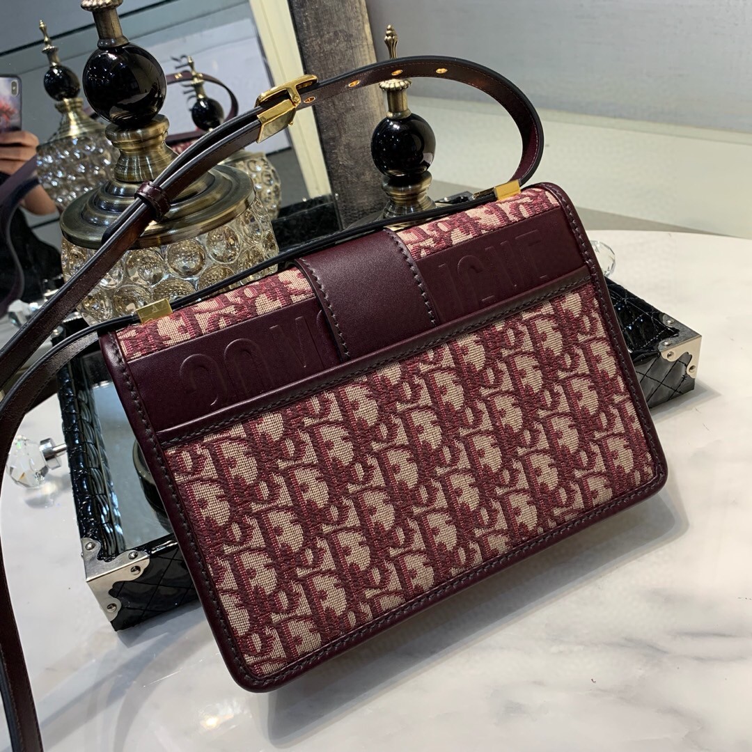 #Montaigne30#原工厂红色帆布   24cm 纯铜五金表面电镀24k金    德国亚曼粗蜡线 每一个针孔都有特色花型