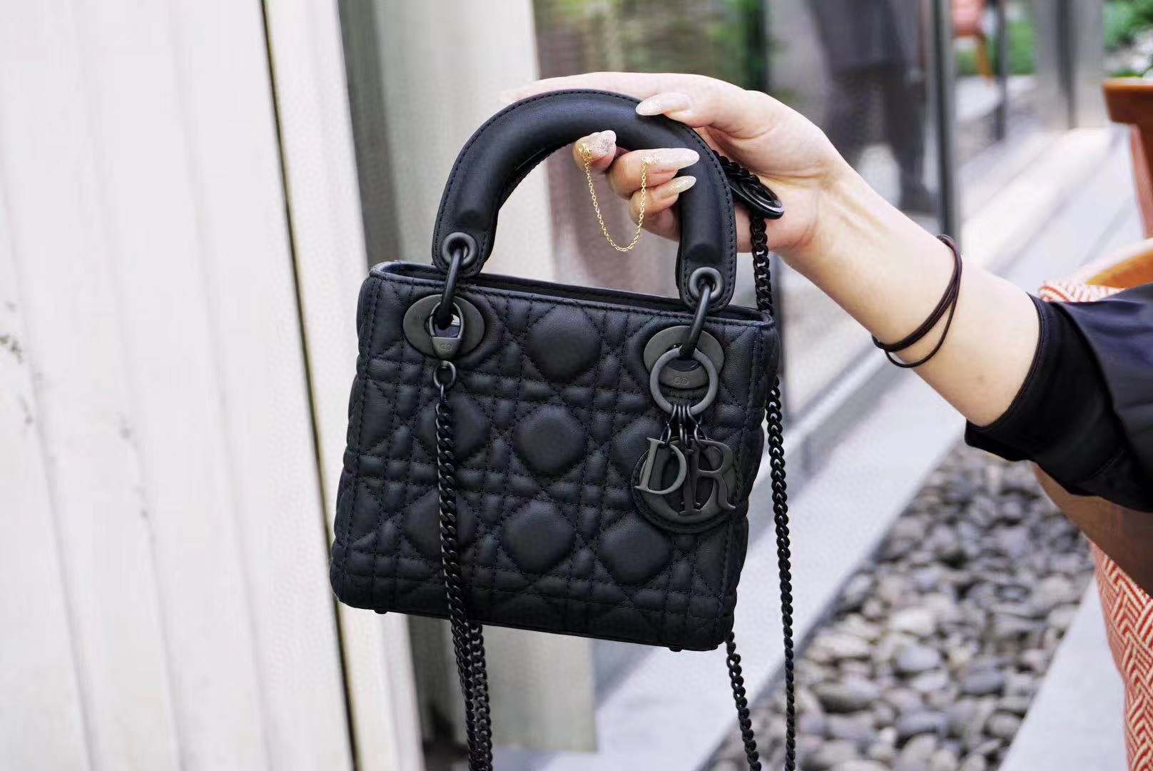 三格 Lady 黑色磨沙牛皮 磨沙五金 手感极柔滑 更具高级感   尺寸 17cm
