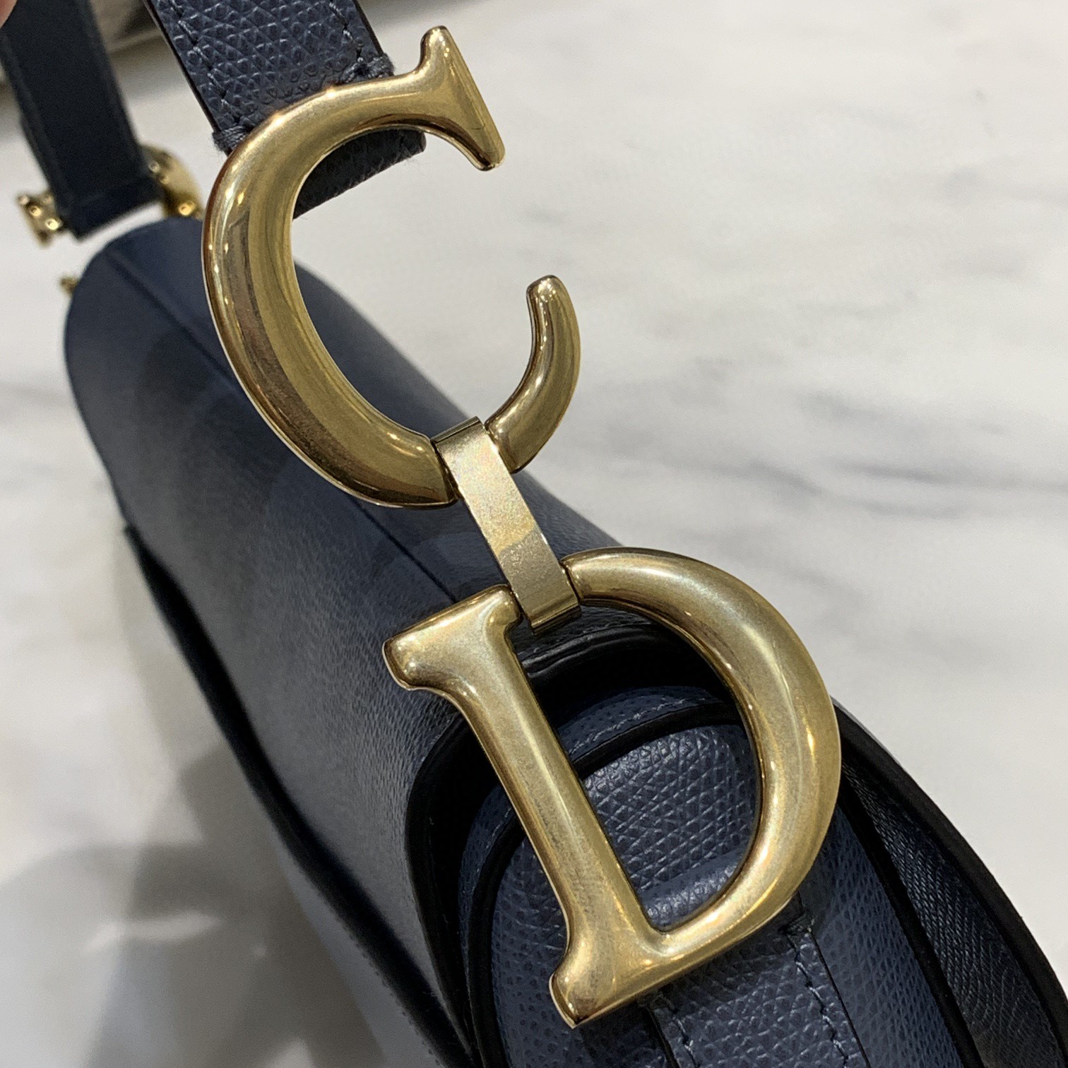 Saddle 马鞍包 时尚轮回  经典永存  尺寸 大号25.5*20*6.5  小号19.5*16*6.5  最高品质 无论细节与品质  让你岀入专g无压力