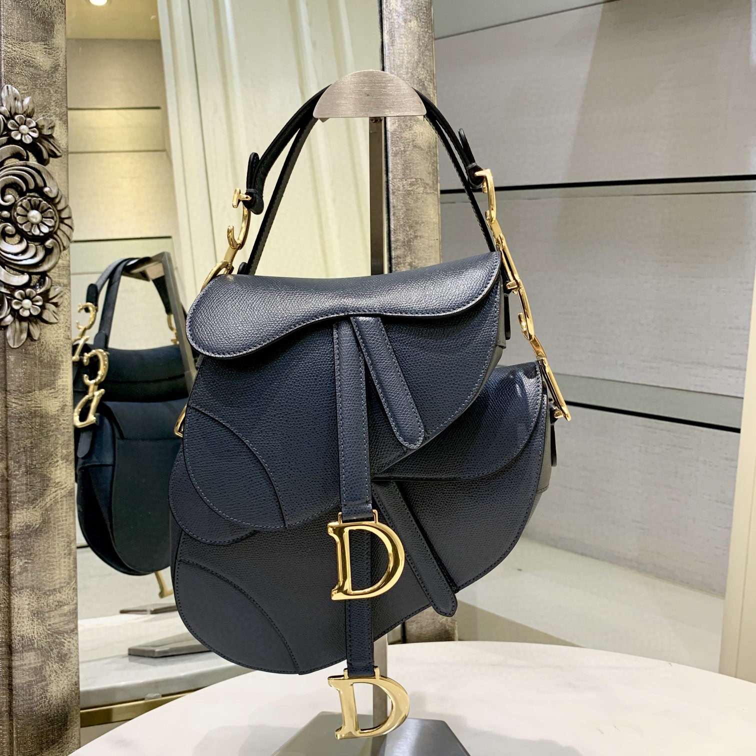 Saddle 马鞍包 时尚轮回  经典永存  尺寸 大号25.5*20*6.5  小号19.5*16*6.5  最高品质 无论细节与品质  让你岀入专g无压力
