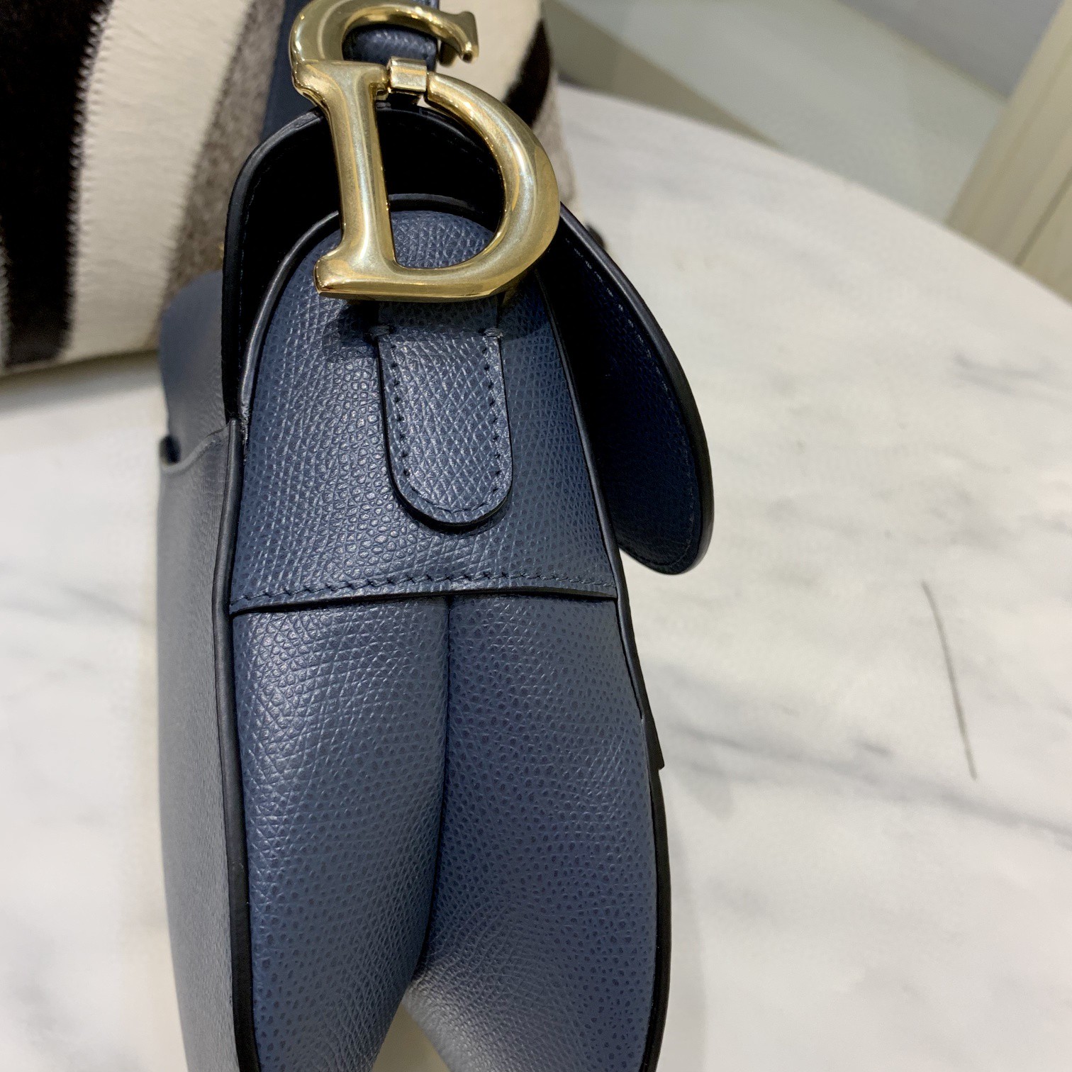 Saddle 马鞍包 时尚轮回  经典永存  尺寸 大号25.5*20*6.5  小号19.5*16*6.5  最高品质 无论细节与品质  让你岀入专g无压力