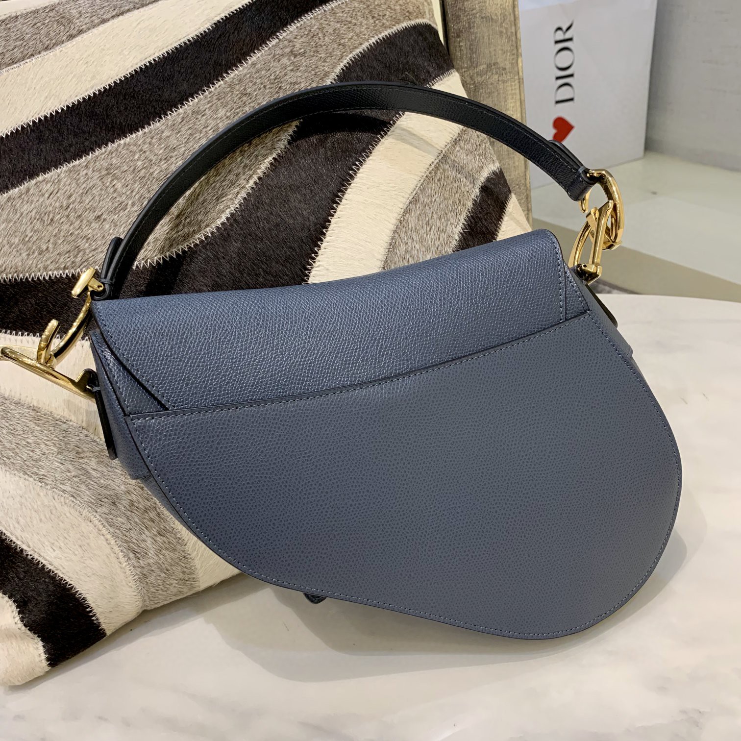 Saddle 马鞍包 时尚轮回  经典永存  尺寸 大号25.5*20*6.5  小号19.5*16*6.5  最高品质 无论细节与品质  让你岀入专g无压力