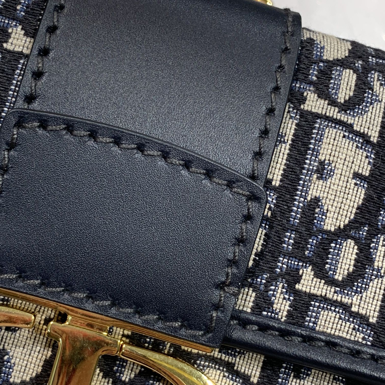 30 蒙田 手拿包 配可拆卸的链条 轻便又休闲 简单又好搭配  23.5cm