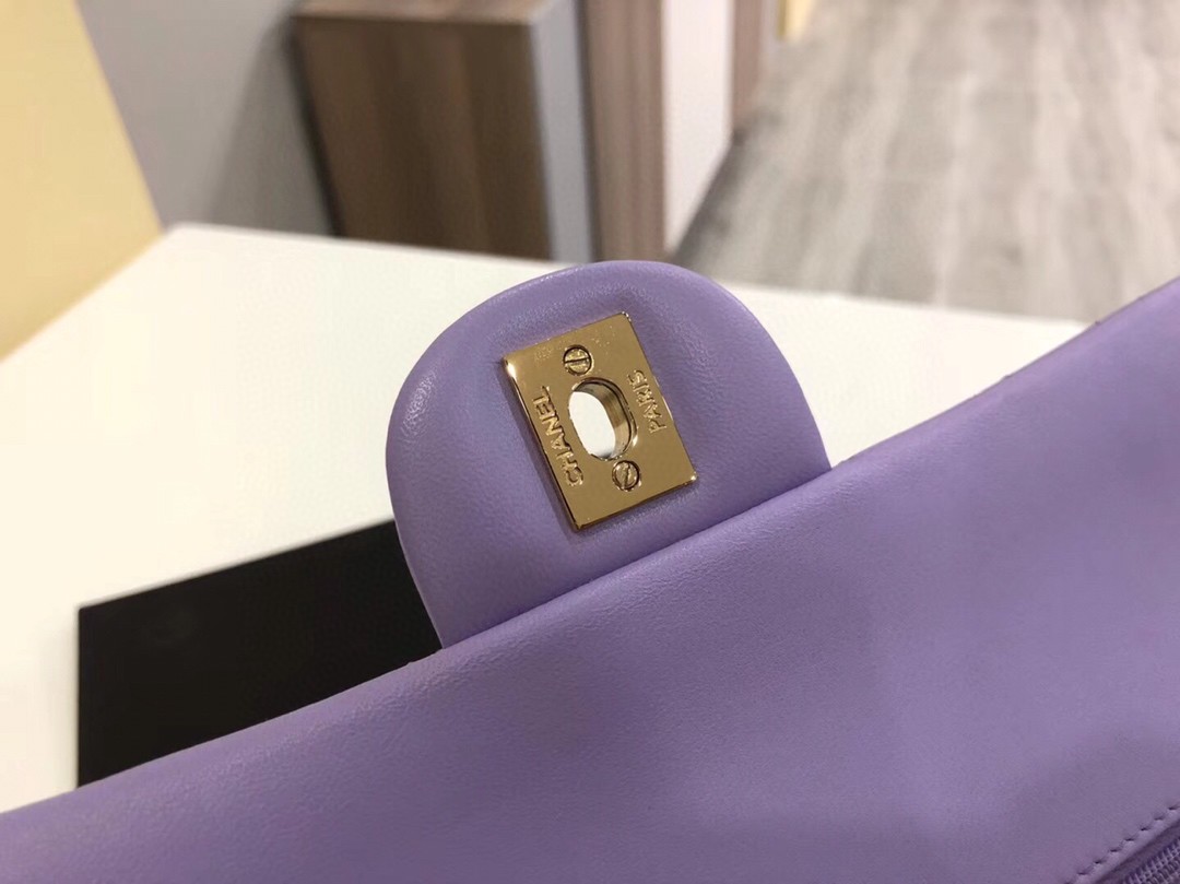 【真品级】原厂《Classic Flap》代购版本 25cm～原厂小羊皮～薰衣草紫～金扣 只有少量现货