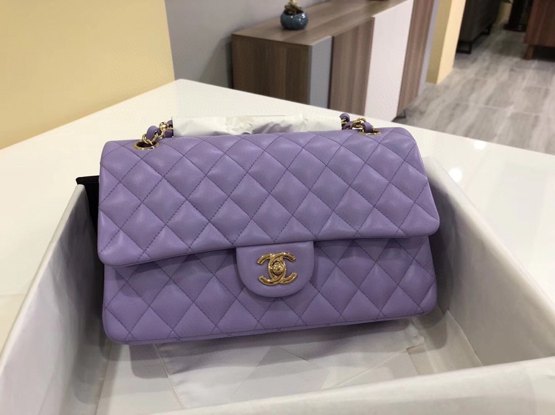 【真品级】原厂《Classic Flap》代购版本 25cm～原厂小羊皮～薰衣草紫～金扣 只有少量现货