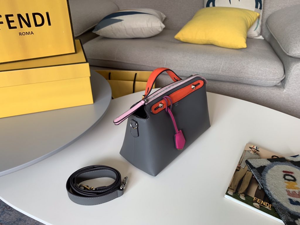 FENDI By the way手袋 双手柄 肩带可调节 做工细腻 拼色 28cm  6650