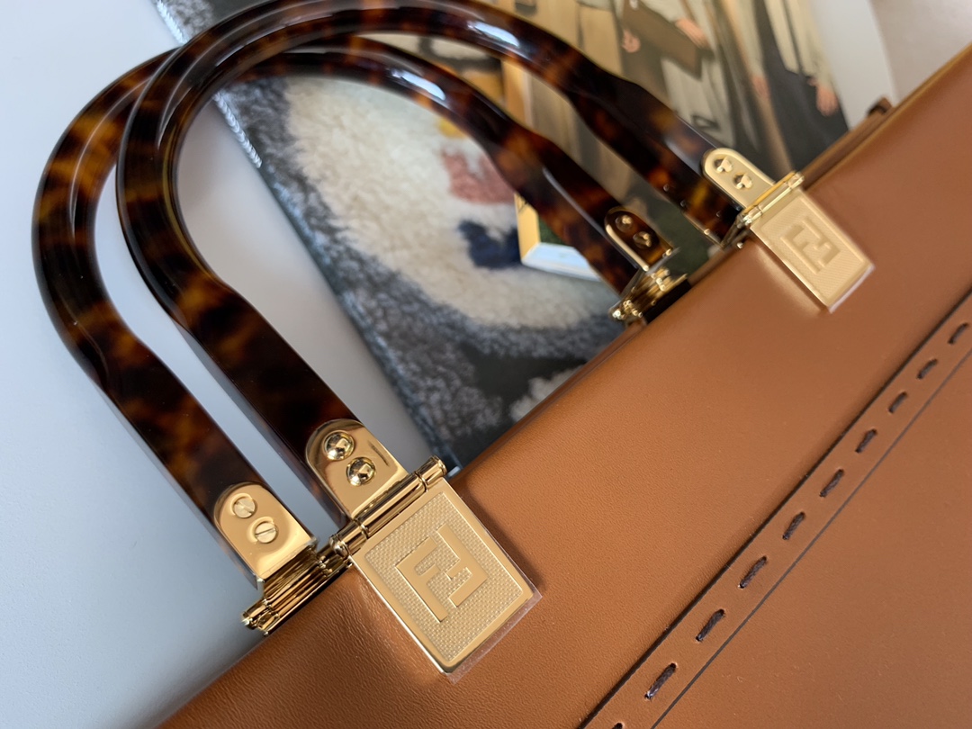 FENDI 最新购物袋 棕色皮革饰有烫印字母图案 40cm 8822