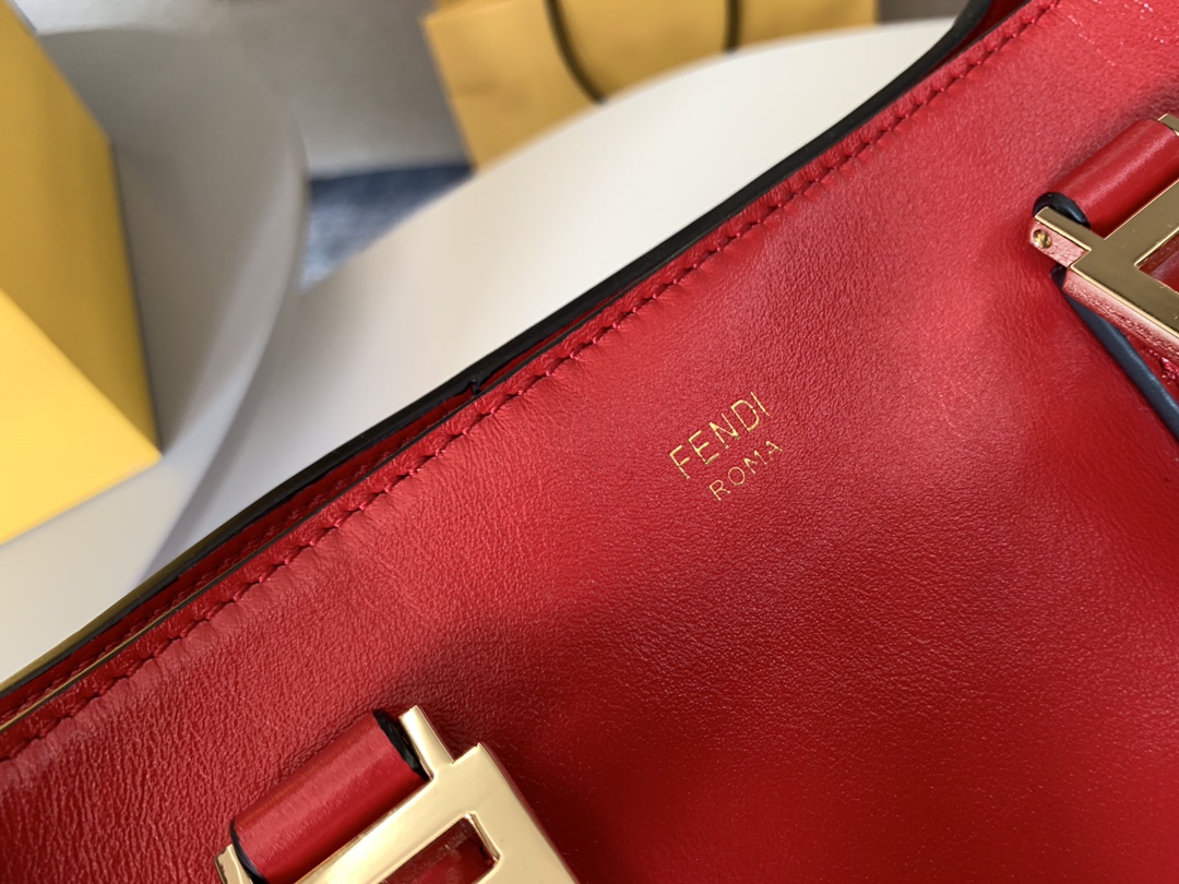 FENDI 最新Tote 系列 内衬带有拉链开合口袋 配备双手柄 可拆卸调节肩带 可斜跨手提 5580
