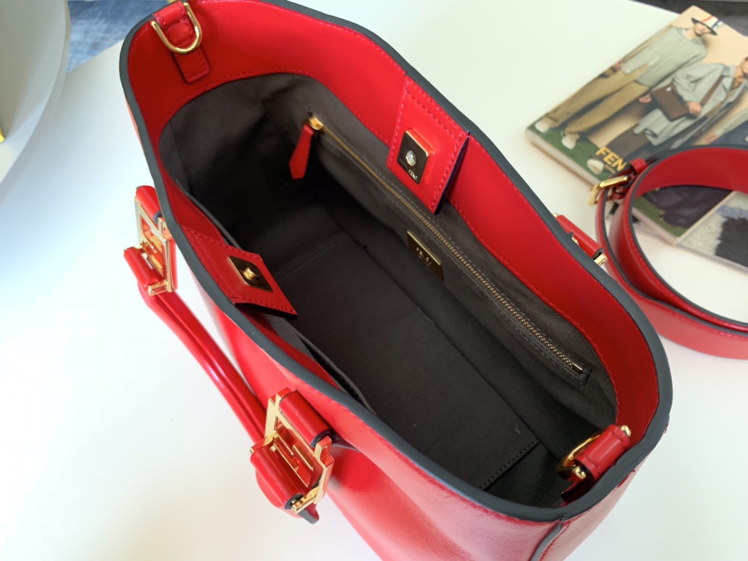 FENDI 最新Tote 系列 内衬带有拉链开合口袋 配备双手柄 可拆卸调节肩带 可斜跨手提 5580