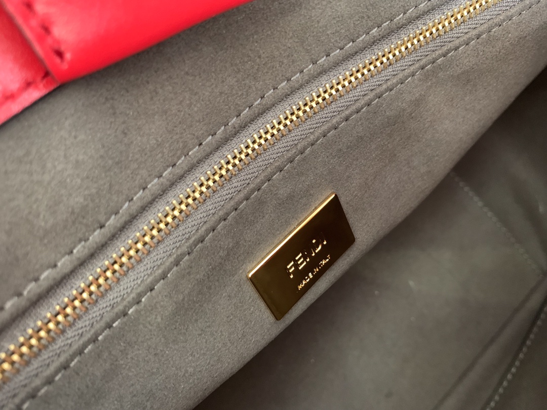 FENDI 最新Tote 系列 内衬带有拉链开合口袋 配备双手柄 可拆卸调节肩带 可斜跨手提 5580