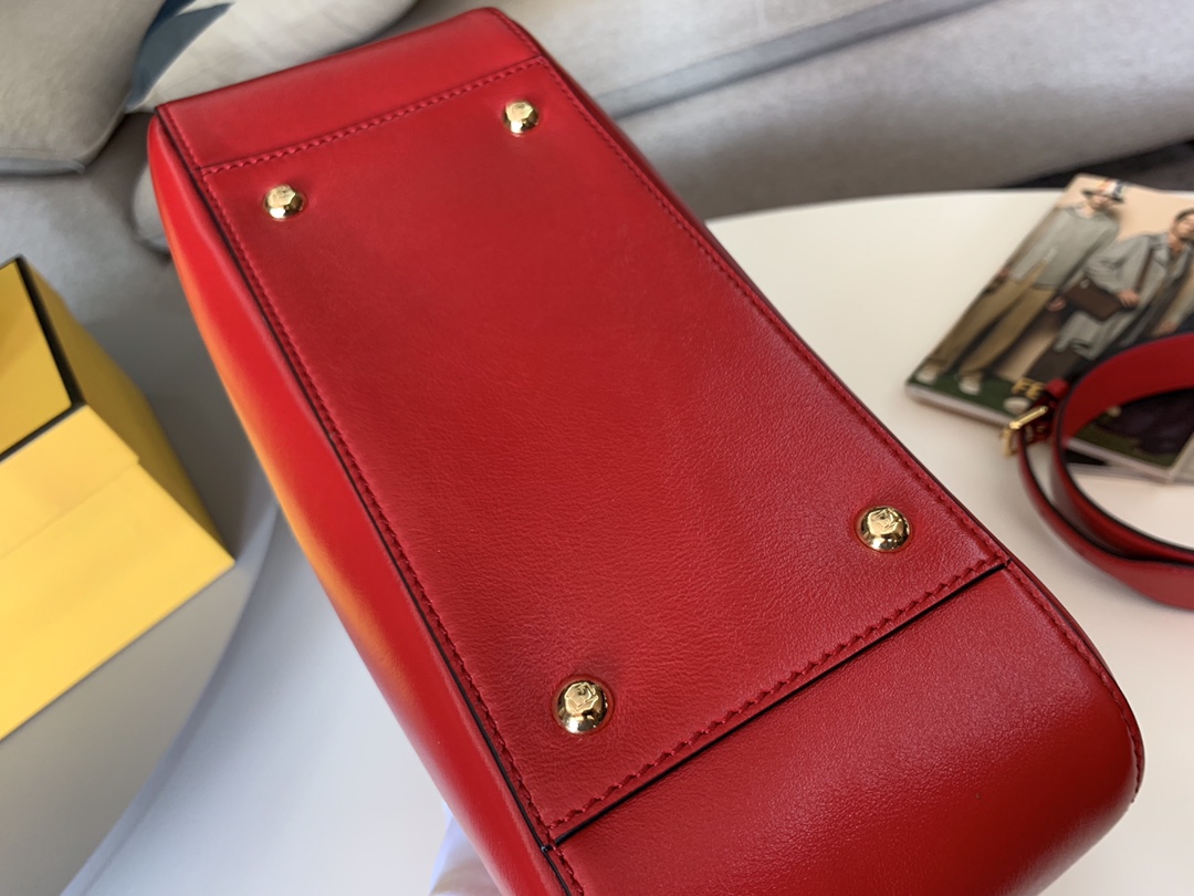 FENDI 最新Tote 系列 内衬带有拉链开合口袋 配备双手柄 可拆卸调节肩带 可斜跨手提 5580
