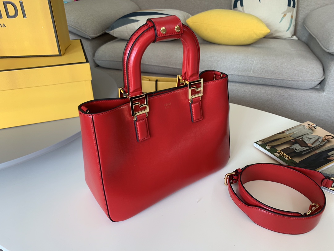 FENDI 最新Tote 系列 内衬带有拉链开合口袋 配备双手柄 可拆卸调节肩带 可斜跨手提 5580