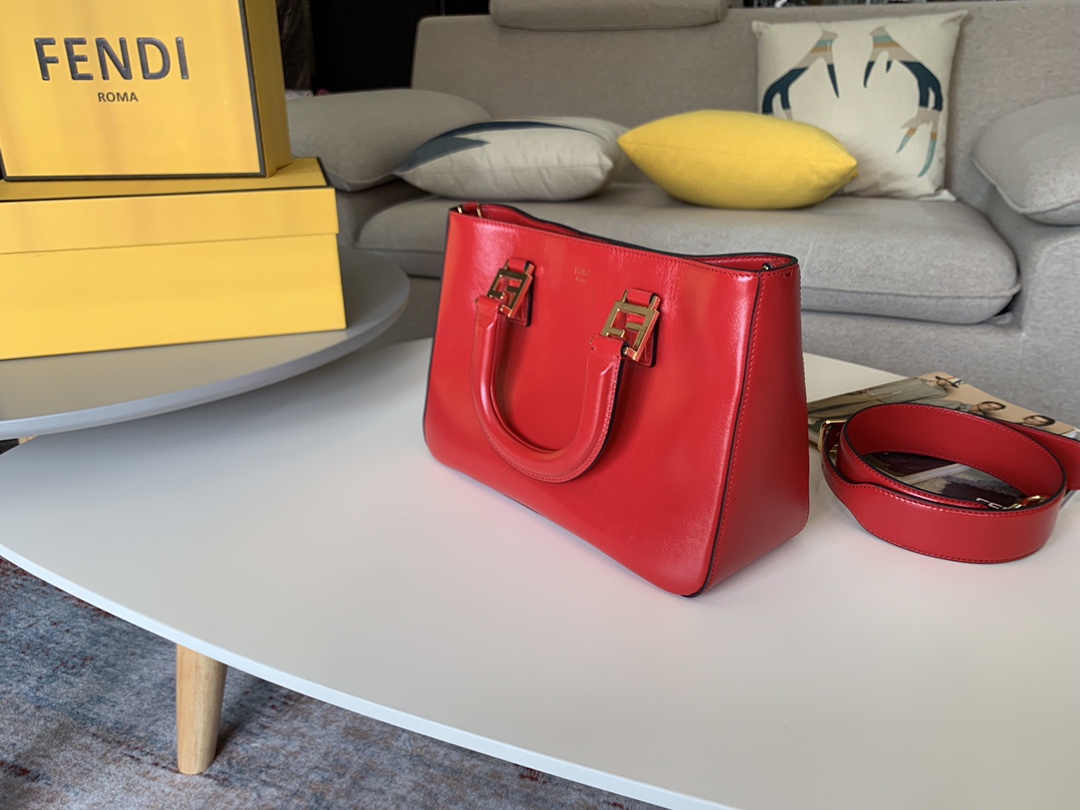 FENDI 最新Tote 系列 内衬带有拉链开合口袋 配备双手柄 可拆卸调节肩带 可斜跨手提 5580