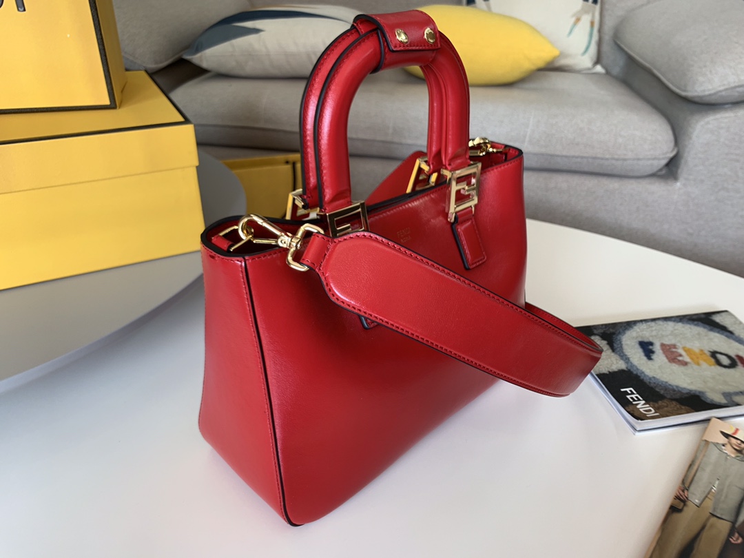 FENDI 最新Tote 系列 内衬带有拉链开合口袋 配备双手柄 可拆卸调节肩带 可斜跨手提 5580