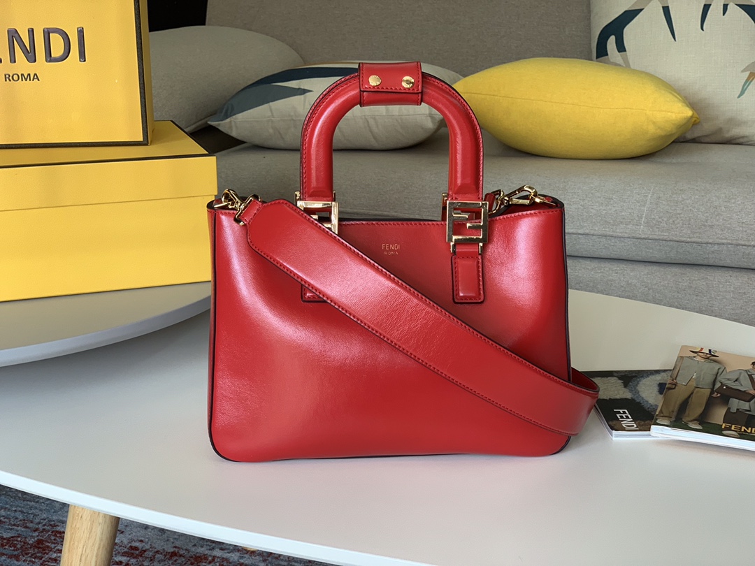 FENDI 最新Tote 系列 内衬带有拉链开合口袋 配备双手柄 可拆卸调节肩带 可斜跨手提 5580