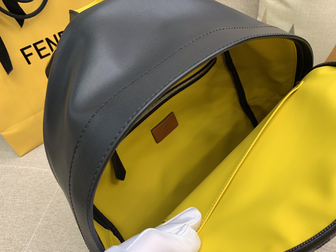 FENDI 高科技网面布料 肩带可调节 双拉链开合 内置口袋 布压制对版面料 F标志图案 38x33cm