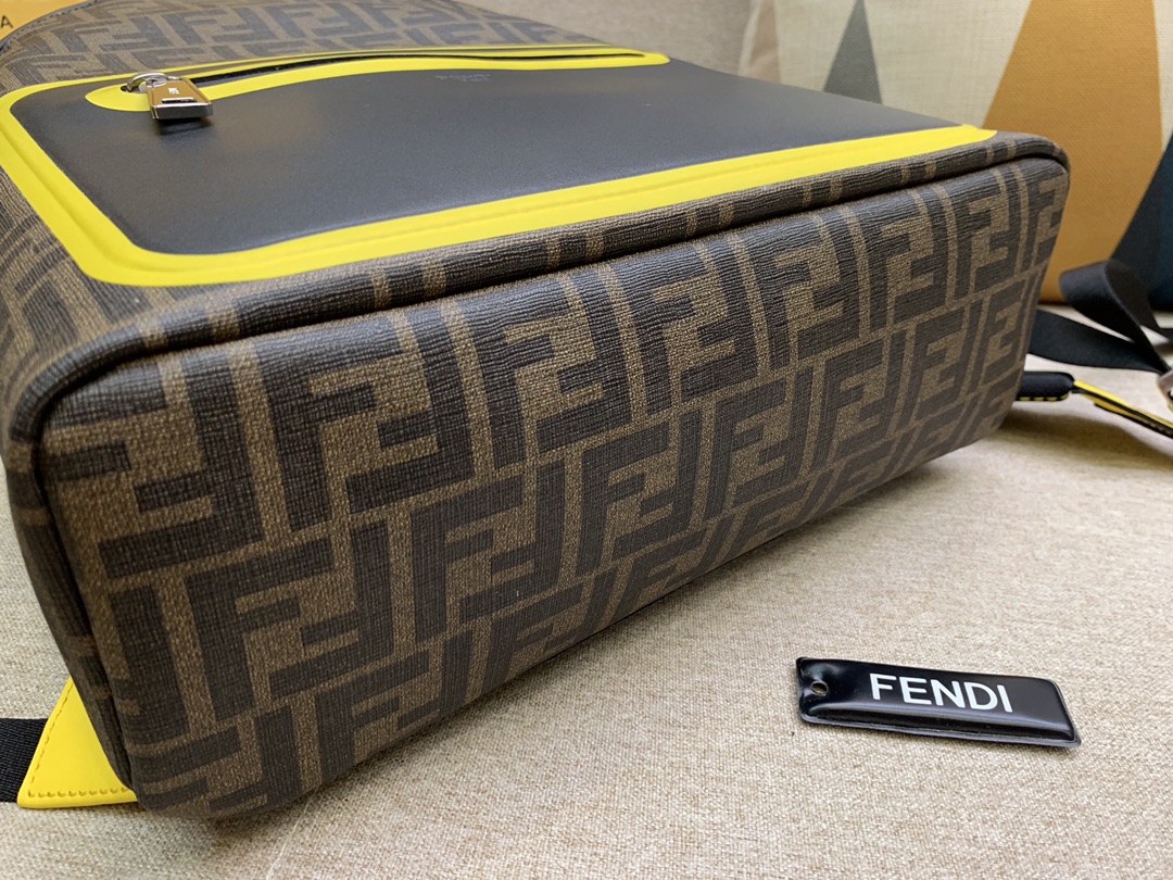 FENDI 高科技网面布料 肩带可调节 双拉链开合 内置口袋 布压制对版面料 F标志图案 38x33cm