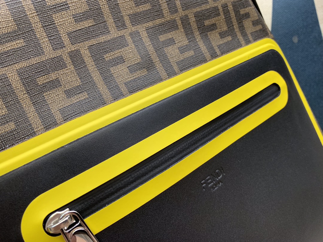 FENDI 高科技网面布料 肩带可调节 双拉链开合 内置口袋 布压制对版面料 F标志图案 38x33cm