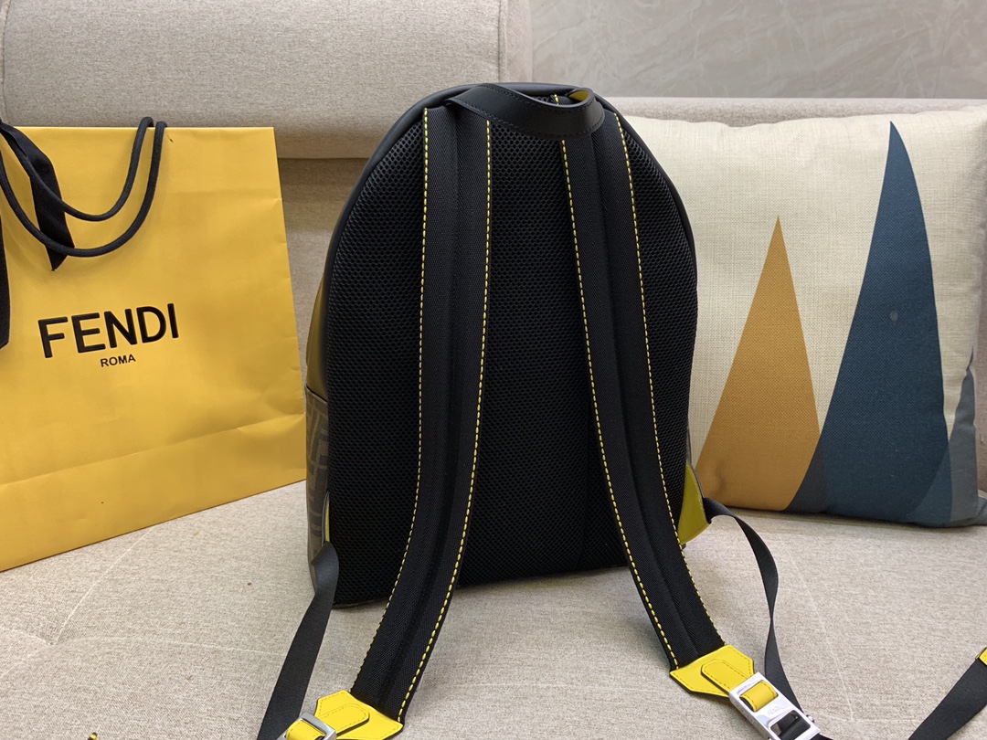 FENDI 高科技网面布料 肩带可调节 双拉链开合 内置口袋 布压制对版面料 F标志图案 38x33cm