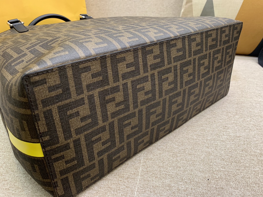 FENDI 双手柄手提袋 拉链内袋 标志性F图案 侧面黄色热封条纹 配有长肩带 百搭款 男女可用 34x36x18cm 8866